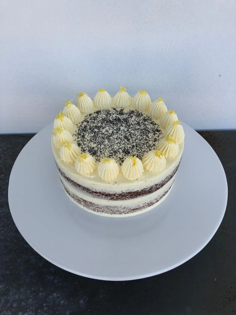 Bolo de limão e papoila — fotografia de arquivo; abrir Instagram