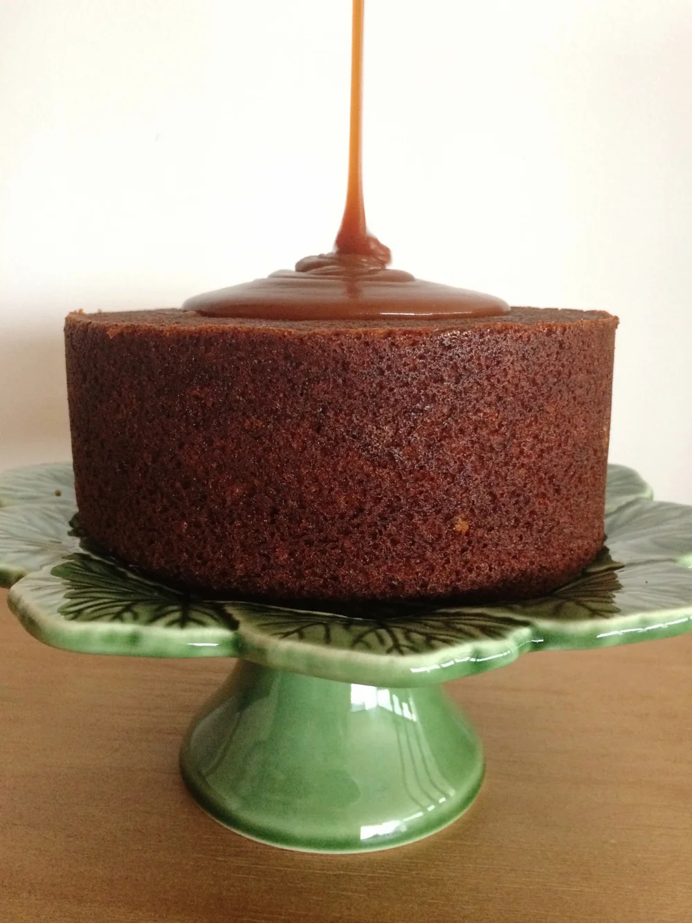 Bolo de caramelo salgado — fotografia de arquivo; abrir Instagram